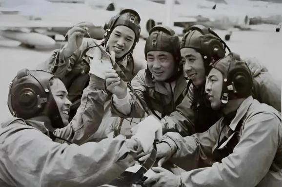 击落美军王牌飞行员的战斗英雄韩德彩逝世，曾一人对阵4架敌机