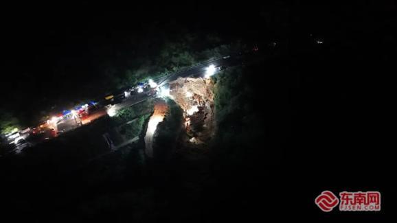广东梅大高速塌方现场 福建籍司机救出6人 英勇义举获赞