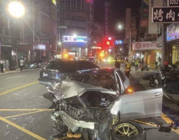 台湾新北市发生车祸 致一名警察死亡