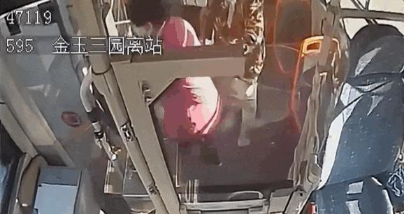 男子骚扰女乘客 司机把车开到派出所 果断行动保安全