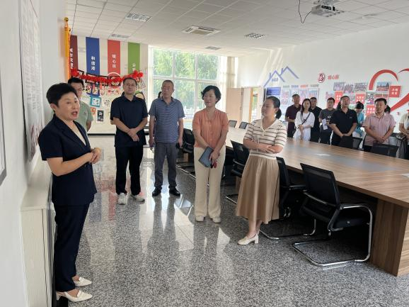 青岛莱西市水集街道组织社区居委会主任实地观摩苏州路党群服务中心