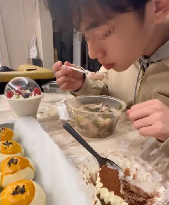 妈妈晒高二儿子吃宵夜,女网友眼睛看直了