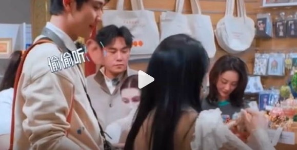 秦昊帮伊能静给女儿挑礼物
