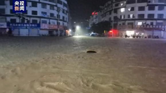 暴雨致广西巴马城区多路段被淹