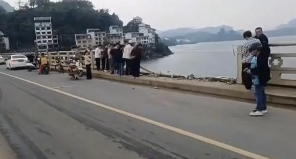 挖掘机撞坏大桥栏杆落水 司机不幸遇难