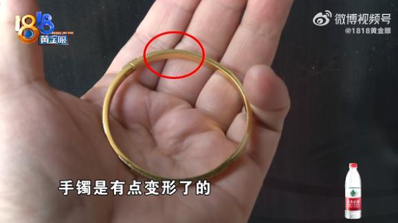 女子7万购黄金镶钻手镯5天掉了5颗钻 消费者要求退货遭拒