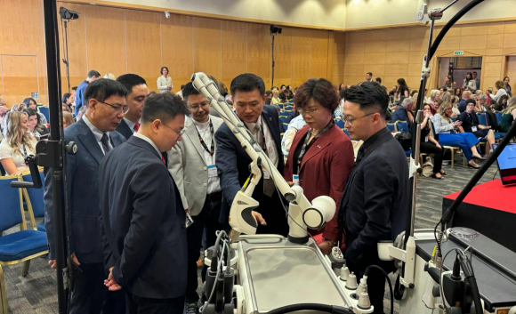 蜚声国际，品质十年｜黎京雄院长应邀出席第15届欧洲LA&HA激光与健康国际研讨会