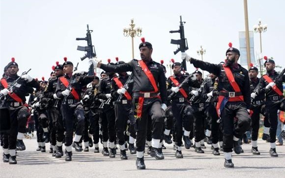 巴基斯坦警务人员在拉合尔参加庆祝活动