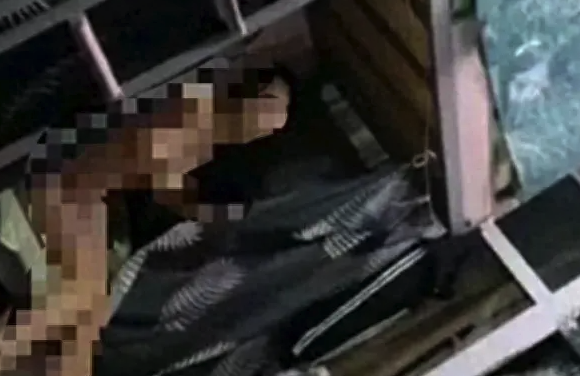 网曝一女生遭室友偷拍，裸露照被放到网上