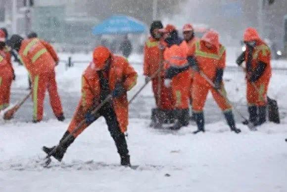 东北风雪天有多猛？市民手牵手被吹翻 有人跪地爬行