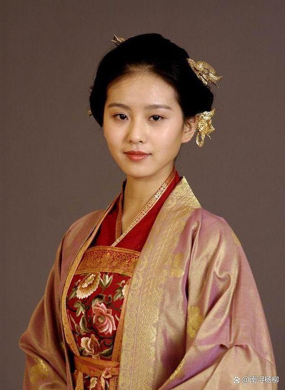 袁弘和刘诗诗主演的《射雕英雄传》播出,刘诗诗在剧中饰演穆念慈,扮相