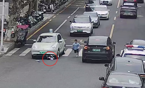 小孩被壓車底49秒沖出29人抬車 警民合力救援