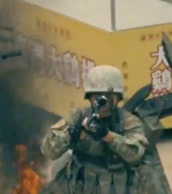 解放军巷战演习 旁边小吃摊亮了：大鷄排