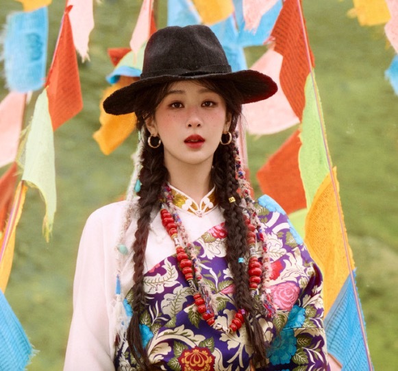 杨紫藏族少女妆 网友盛赞“雪山下的格桑花少女”
