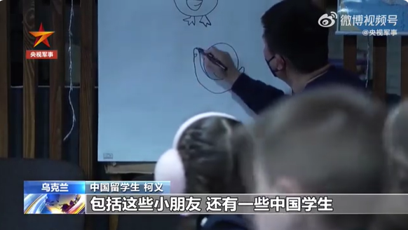 中国留学生在乌地下室教孩子们画画