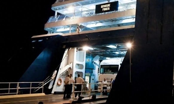 希腊一男子试图登上离港船只，因没来得及买票遭船员拦截，拉扯中被推入海中身亡