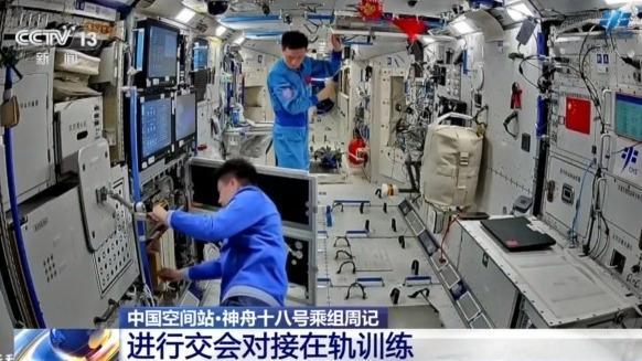 太空出差3人组早早起床等新队友 科学实验有序推进