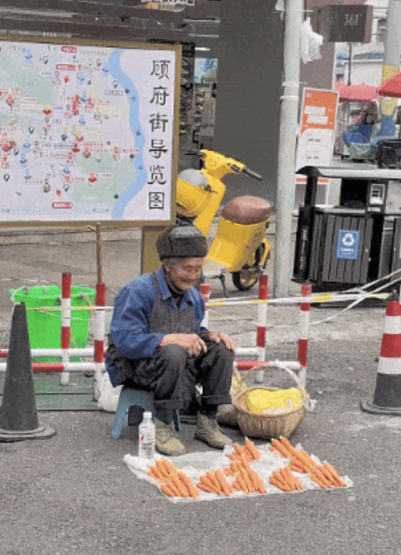 大爷摆胡萝卜方阵精致出摊 88岁爷爷的治愈胡萝卜