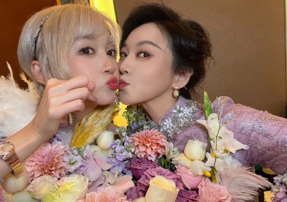 闫妮晒照为关晓彤庆生 被粉丝调侃“微醺母女同框”