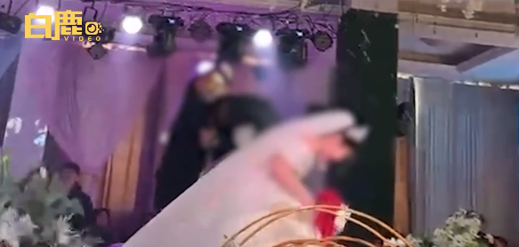 新郎结婚走红毯被朋友往衣领灌酒 网友：是损友应远离