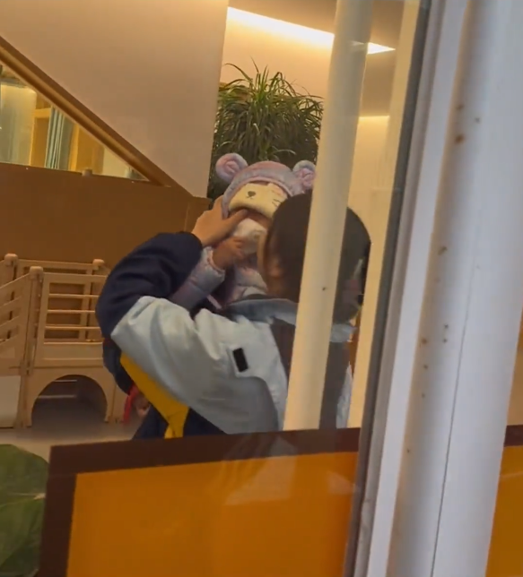 孩子看到出差爸爸来接自己哭了