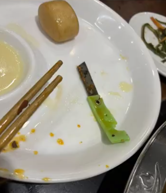 顾客在火锅中吃出小刀 店长回应：是划底料用的，已免单
