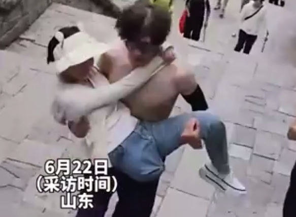 18歲截肢女孩登頂泰山 05年小伙組織眾人接力