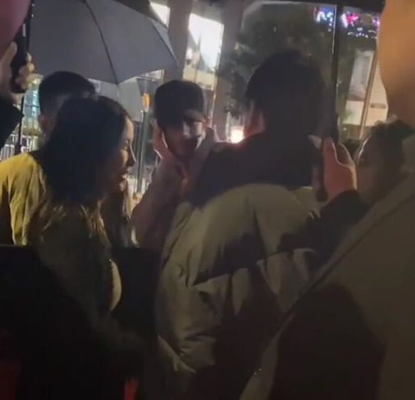 王思聪开豪车去酒吧聚会 遇美女主动贴近有意躲闪