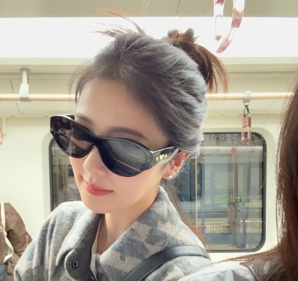 白鹿晒顺手扎了一个很昂然的丸子头 