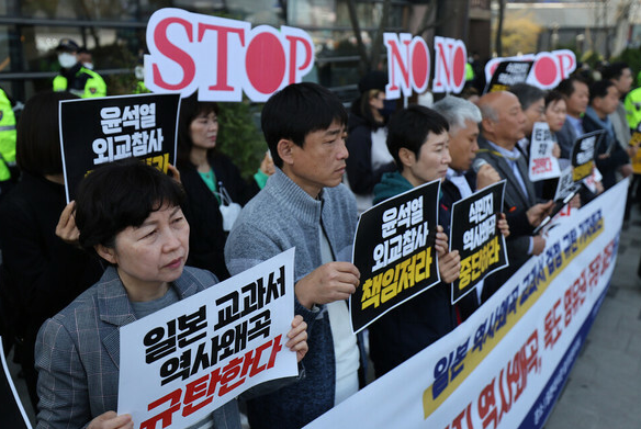 韩媒：韩民众在日驻韩使馆前抗议日政府审定通过“歪曲历史”教科书