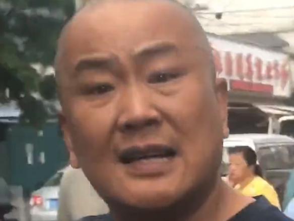 男子驱赶卖樱桃农民被拘 围观群众被威胁“再拍？再拍把你手机给摔了！”