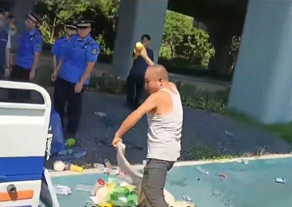 父子摆摊仅剩5元城管处罚后月入6000