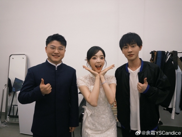 余霜晒和Faker合照 S15赛季圆满落幕