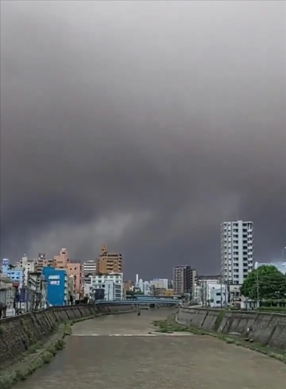 日本市中心道路上车辆被火山灰覆盖 樱岛火山剧烈喷发引发关注
