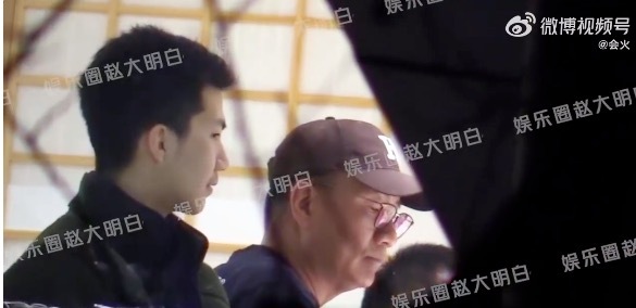 胡军夫妻带儿子康康聚餐 被网友戏称“霸总范儿”十足