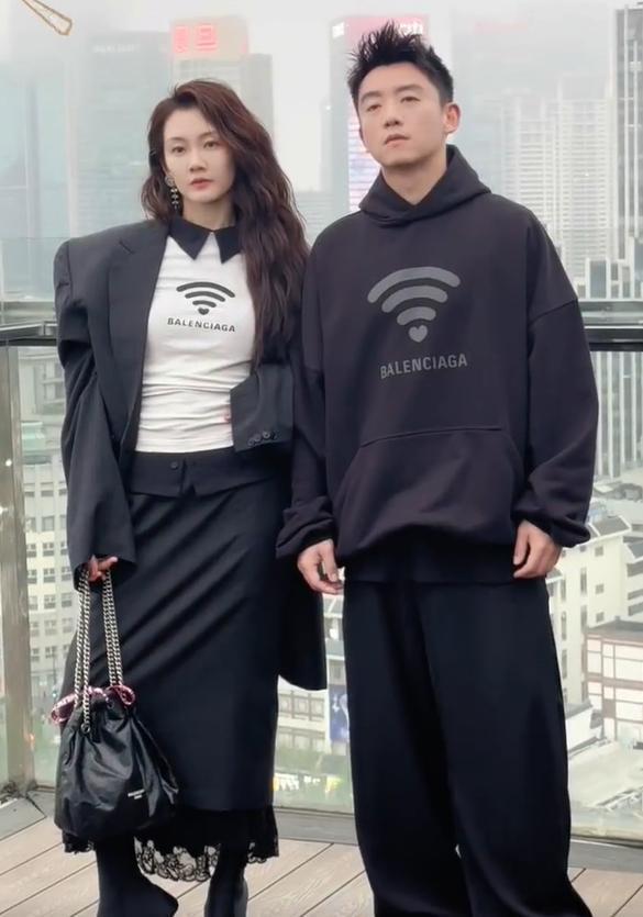 郑恺苗苗结束韩国度假回国了 机场温馨同框笑靥如花(4)