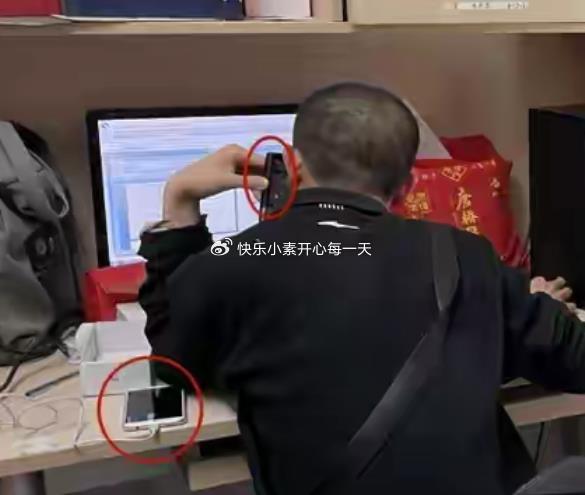 韦东奕办公桌上放着熟悉的大矿泉水瓶 纯粹数学天才的简单生活
