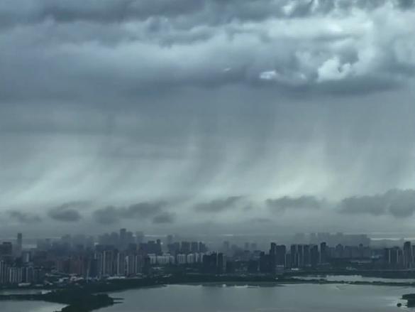 武汉出现雨幡奇观 航拍视角下的自然之美