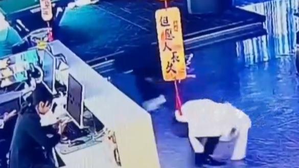 一對男女在足浴店消費后逃單 掩耳盜鈴終買單
