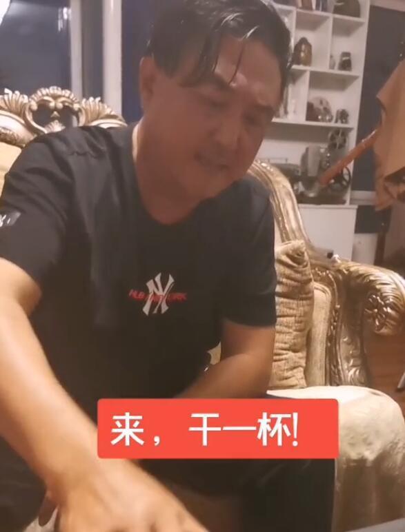 于月仙老公未走出丧妻之痛 独自一人在家喝闷酒