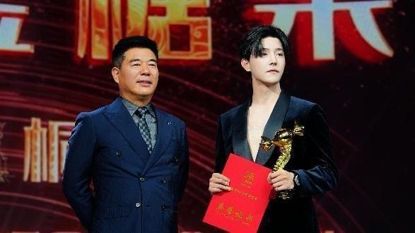 演员杜亚飞荣获第三届中国微短剧人物大典最佳男主角 ——不断向上攀登 做自己人生的主角