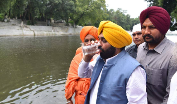 印度官员喝下圣河水后腹痛 送医后发现胃部感染
