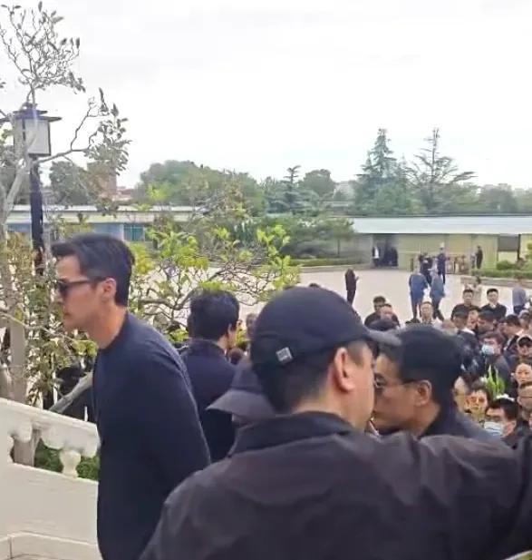 游本昌哀悼会外男人埋头落泪 粉丝沉送别