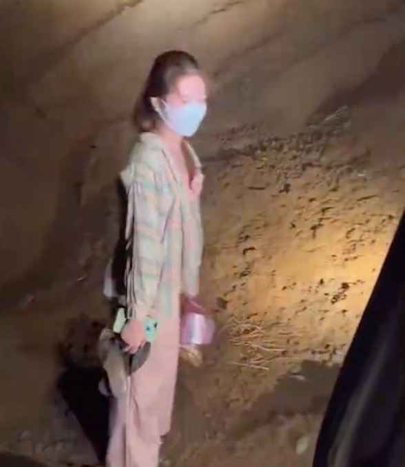 女子为开挖机丈夫送宵夜