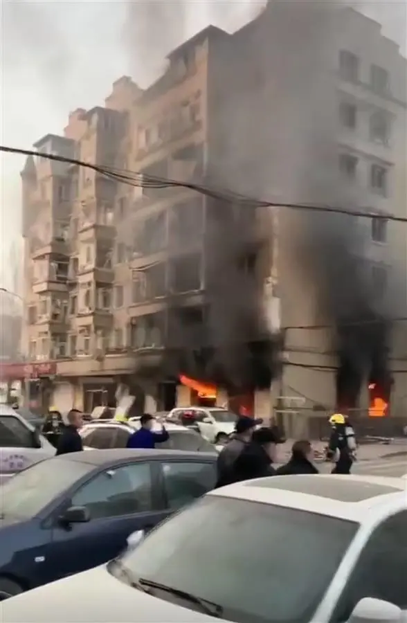 哈尔滨一住户发生燃气燃爆致1死7伤 初判系燃气燃爆 整栋楼的玻璃几乎都碎了 现场明火已被扑灭