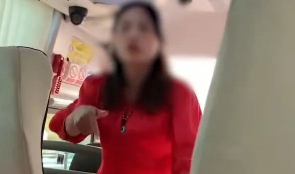 官方通报游客不买翡翠停车1小时：一查到底，对害群之马决不姑息