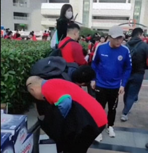 泰山主场球迷会为河南队球迷准备了矿泉水