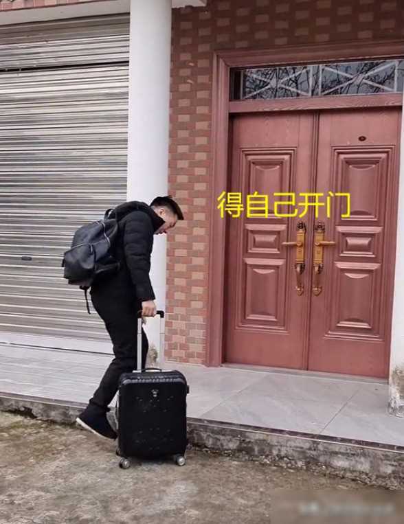 男子背着行李望着空房子流泪 父母不在，年味在哪里