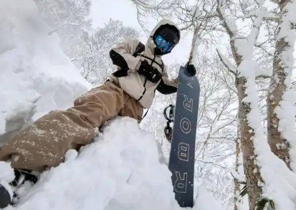 谢霆锋晒与大儿子Lucas滑雪照 父子同框帅气十足