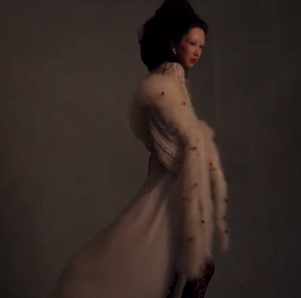 杨紫又酷又辣！天生的时尚宠儿！期待接下来的开年刊封面！